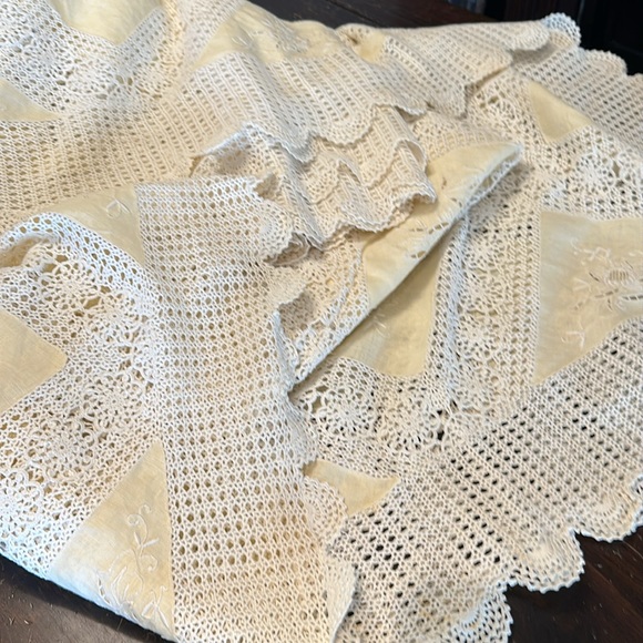 Vintage Crochet table cloth or coverlet - Picture 11 of 14